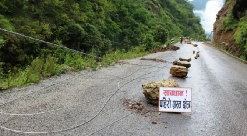 पहिरोले दशरथचन्द राजमार्ग अवरुद्ध