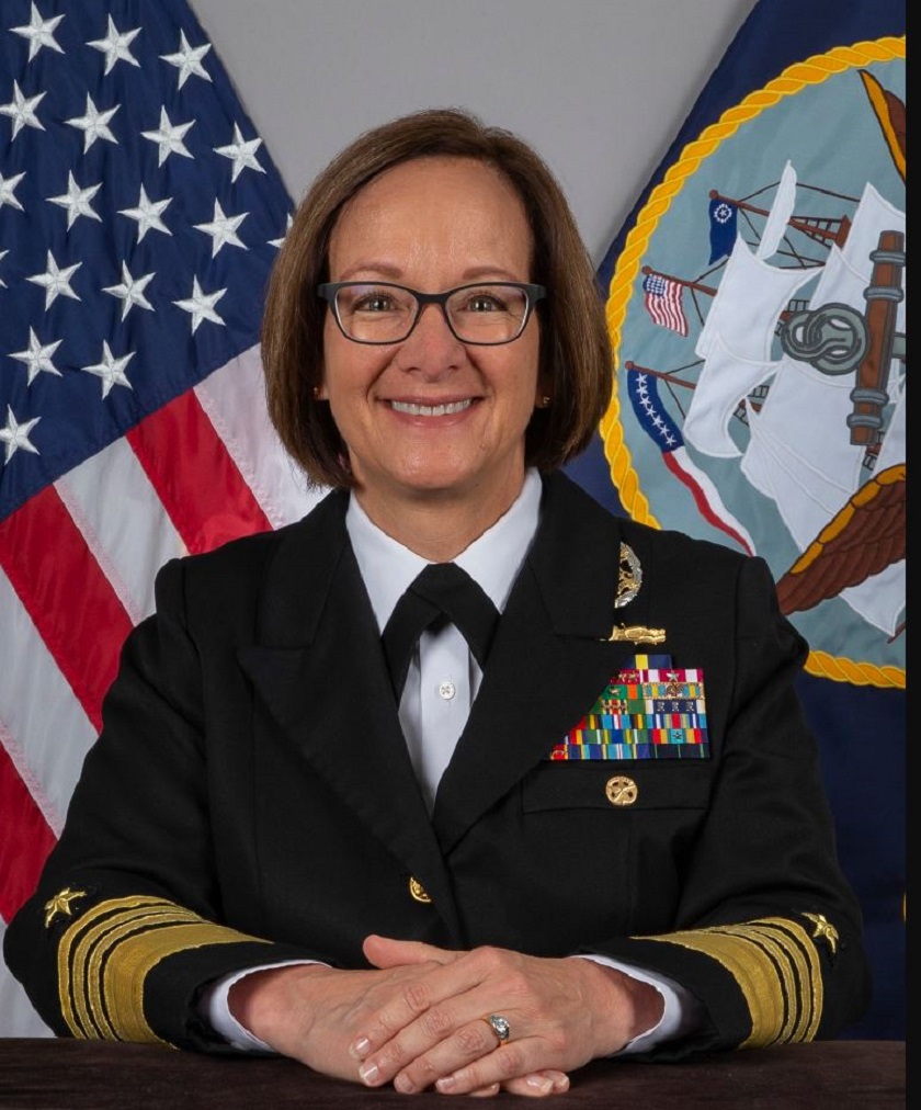 पहिलो पटक अमेरिकन नौ सेनाकाे नेतृत्व महिलाकाे काँधमा