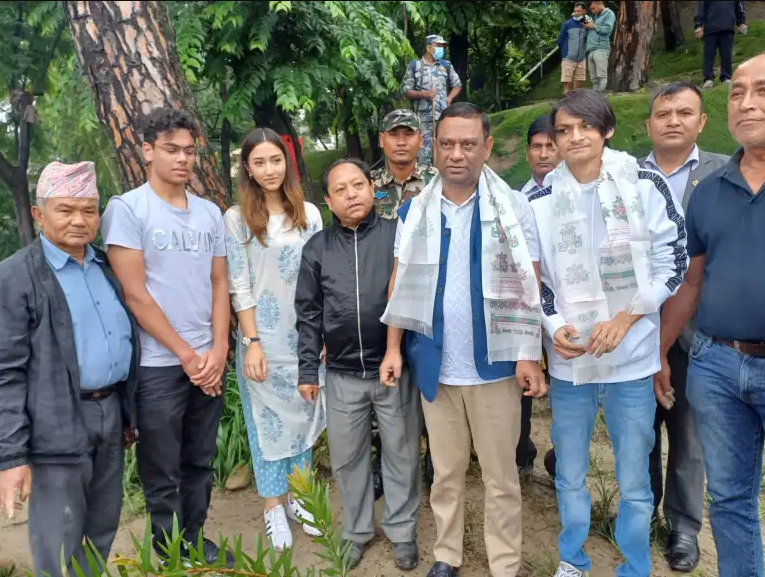 जलवायु परिवर्तनको समस्या न्यूनीकरण गर्न बृहत्त वृक्षारोपण आवश्यक छ : मन्त्री डा. महतो