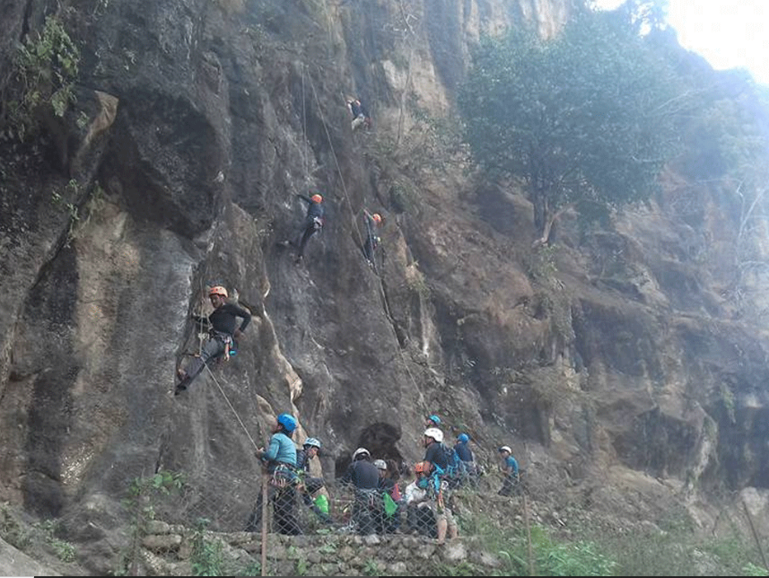 बन्दीपुरको चुनपहरामा चट्टान आरोहण