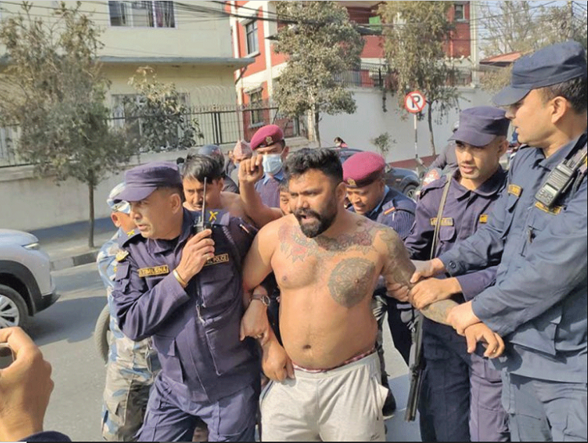 प्रधानमन्त्री कार्यालय अगाडि युवाहरूले गरे अर्धनग्न प्रदर्शन