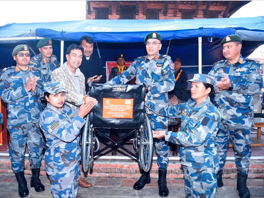 अशक्त भक्तजनहरूलाई ह्विलचियर हस्तान्तरण