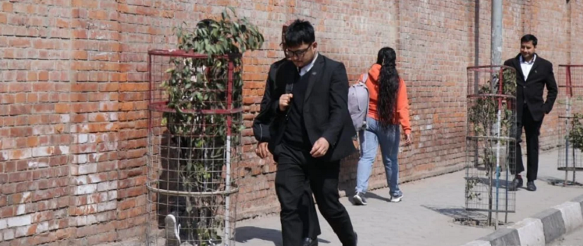 संसद् भवन र सिंहदरबारको फुटपाथबाट प्रहरीले हटायो डोरी