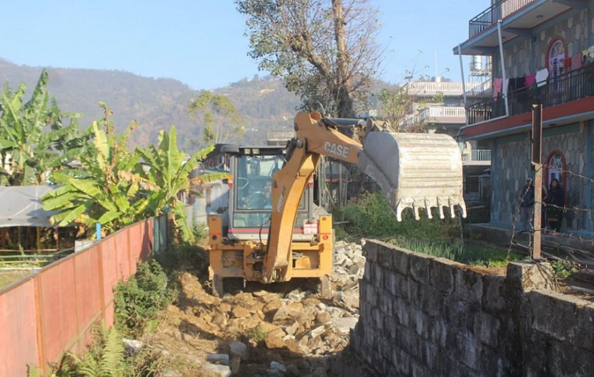 सरकारी जग्गा मिचेर बनेका संरचनामा पोखरा महानगरले चलायो डोजर