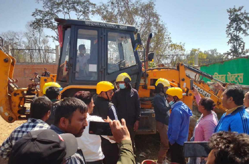 वीरेन्द्रनगरको हङकङ बजारमा नगरपालिकाको डोजर, व्यवसायीले गरे ढुंगामुढा