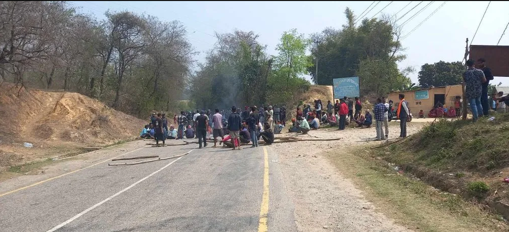 दाङमा राजमार्ग अवरुद्ध, बसको ठक्करबाट २ जनाको मृत्यु