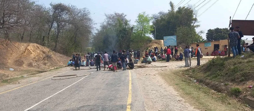 बसको ठक्करबाट दुई जनाको मृत्यु भएपछि दोषीलाई कारबाहीको माग गर्दै दाङमा राजमार्ग अवरुद्ध