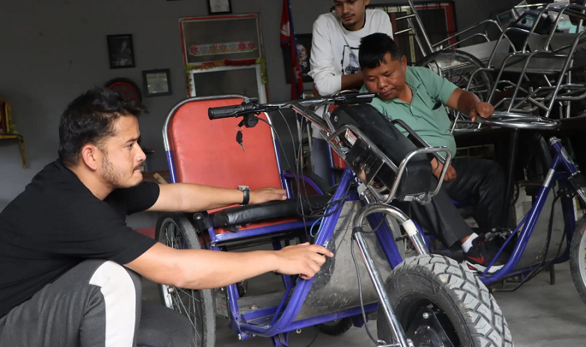 चितवनका युवाले इलेक्ट्रिक ह्विलचियर निर्माण गरिदिएपछि शिक्षक बम्जनलाई हिँडडुल गर्न सहज