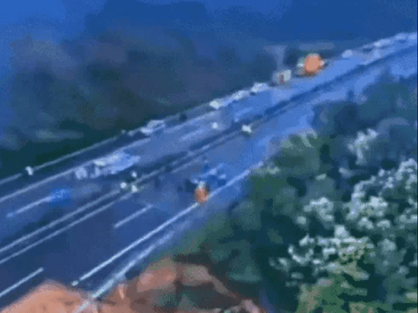 चीनमा वर्षाका कारण राजमार्ग डुबानमा, ३४ जनाको मृत्यु