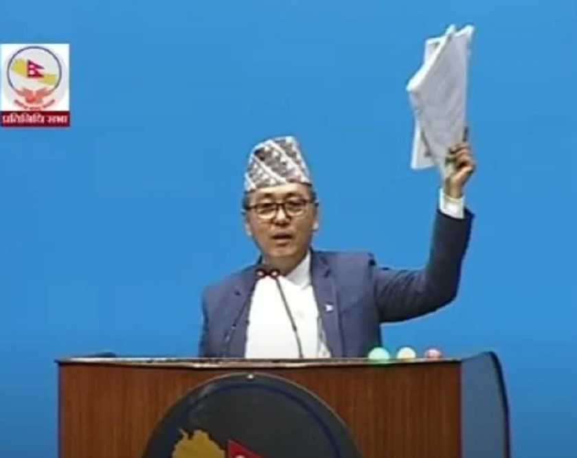 राजेन्द्र लिङ्देनले रोष्ट्रममै च्याते भौतिक पूर्वाधार मन्त्रालयको बजेट पुस्तिका