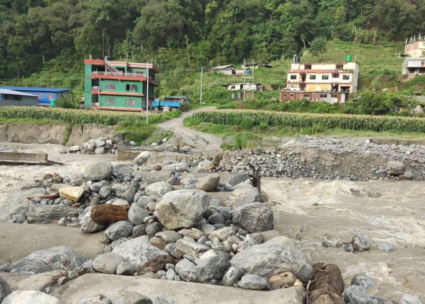 मेलम्चीमा आएको बाढीले अस्थायी पुल बगायो