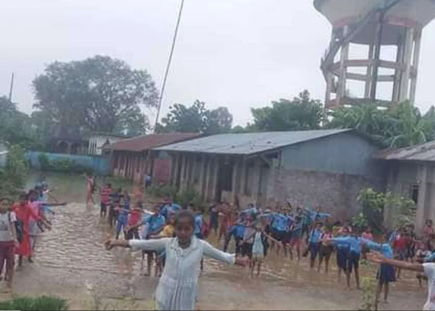 कक्षा कोठामा पानी जमेपछि पठन पाठनमा समस्या