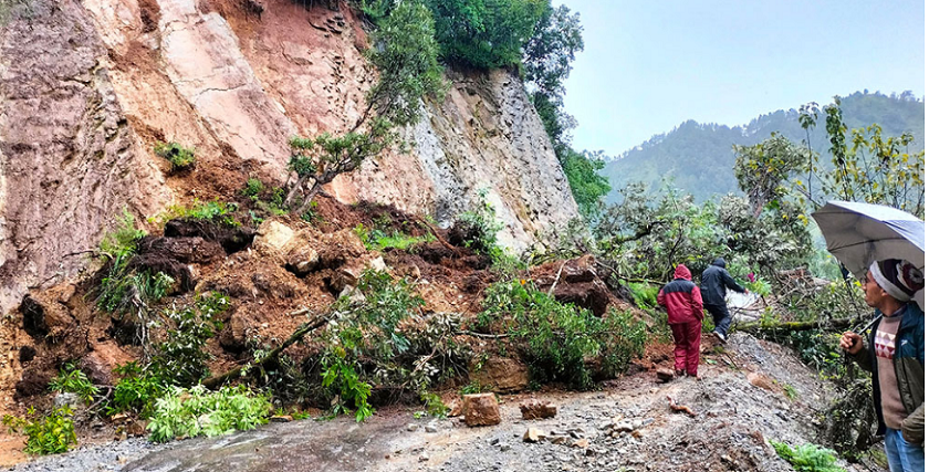 पहिरोले गोरुसिङ्गे सन्धीखर्क सडक अवरुद्ध