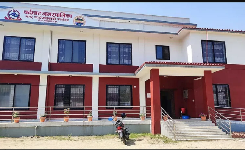 राष्ट्रिय गान गाएर दैनिक सेवा प्रवाह  गर्दै बर्दघाट पालिका