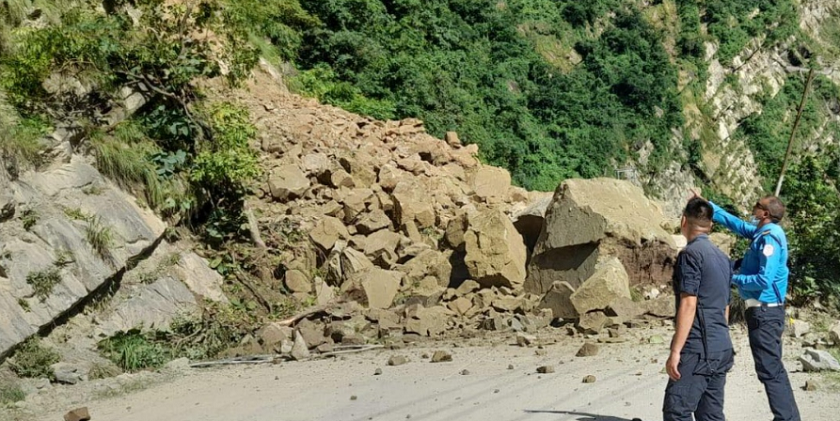ठुलठुला ढुंगासहितको सुक्खा पहिरोले सिद्धबाबा सडक अवरुद्ध