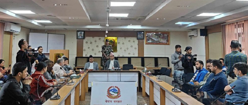 मेडिकल कलेजले धम्की दिएको भन्दै आवासीय चिकित्सकले गुहारे स्वास्थ्यमन्त्री