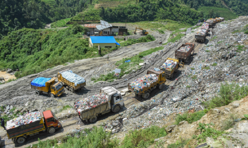 काठमाडौं महानगरको फोहोर बोक्ने २ सय गाडी नुवाकोटका स्थानीयले रोके