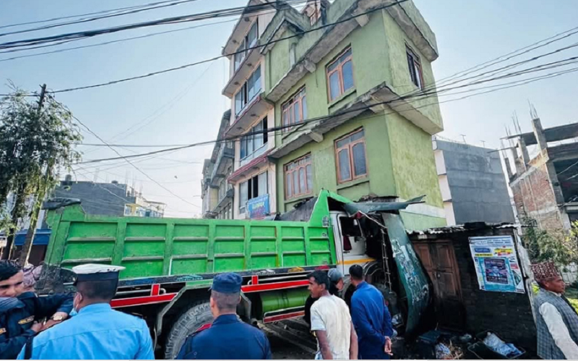 धुलिखेलको खड्पुमा घरभित्रै छिर्‍यो टिपर