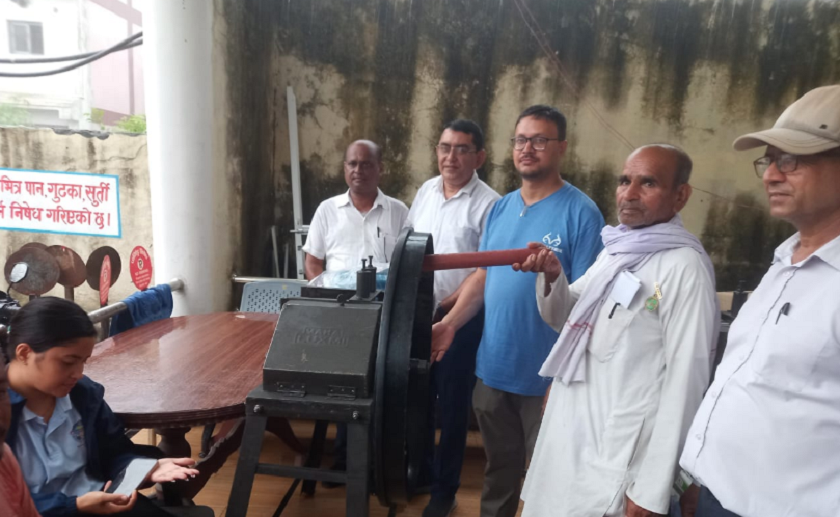 महानगरद्वारा पशुपालक कृषक समूहलाई कुटी काट्ने मेसिन वितरण