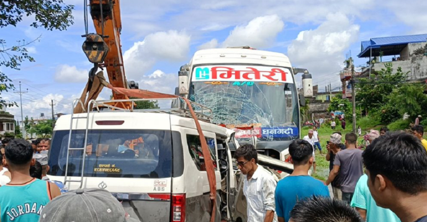 चितवनमा बस र माइक्रो ठोक्किँदा ७ जनाको मृत्यु, १८ जना घाइते