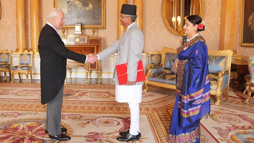 राजदूत घिमिरेद्वारा राजा चार्ल्स तृतीयसमक्ष ओहोदाको प्रमाणपत्र पेश​
