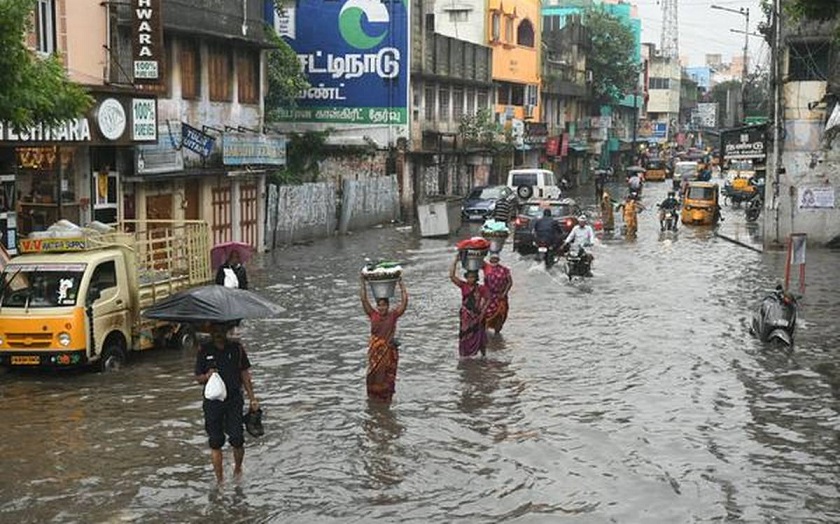 चेन्नईमा भीषण वर्षा, शहर जलमग्न भएपछि विद्यालय र कलेज बन्द