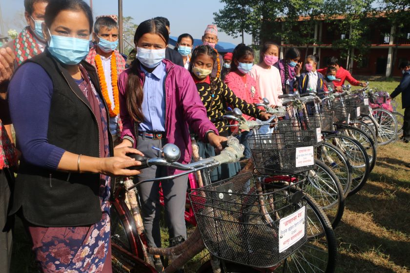 भरतपुर महानगरले पश्चिम चितवनका २९६ छात्रालाई दियो साइकल, विद्यालयहरुले पाउँदैछन् बस