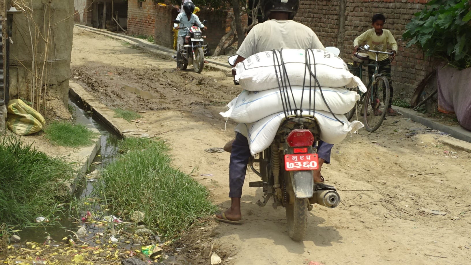 एक रुपैयाँ फाइदा लिएर चिनीको अवैध कारोबार