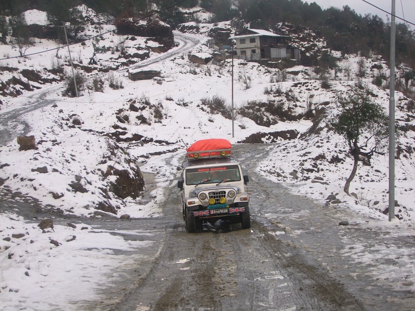 हिउँमा खेल्दै पाथीभराको दर्शन, तीर्थयात्रीको आवतजावत बढ्यो