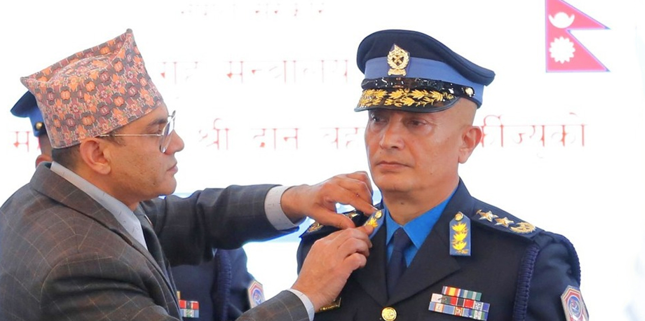 नवनियुक्त आईजीपी दानबहादुर कार्कीलाई दर्ज्यानी चिन्ह प्रदान