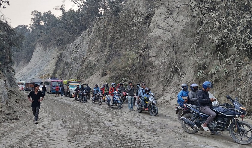 वर्षाका कारण दाउन्नेमा सडक अवरुद्ध