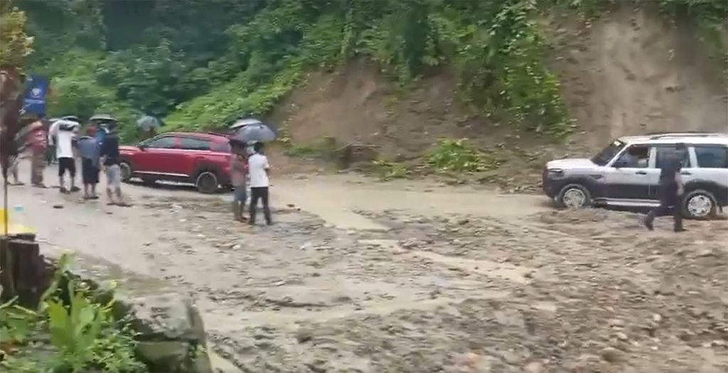 दाउन्नेमा पहिरो, पूर्वपश्चिम राजमार्ग एकतर्फी सञ्‍चालन