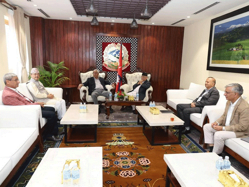 प्रधानमन्त्री ओलीसँग भेट गर्न पूर्णबहादुर र गृहमन्त्रीलाई लिएर बालुवाटार पुगे देउवा