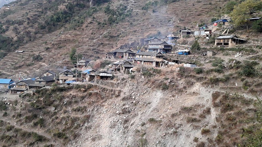 जथाभाबी खनिएका सडकले बढायो पहिराको जोखिम