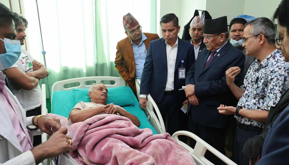 पार्टी सचिव आचार्यलाई प्रधानमन्त्रीले वीर अस्पताल पुगेर भेटे