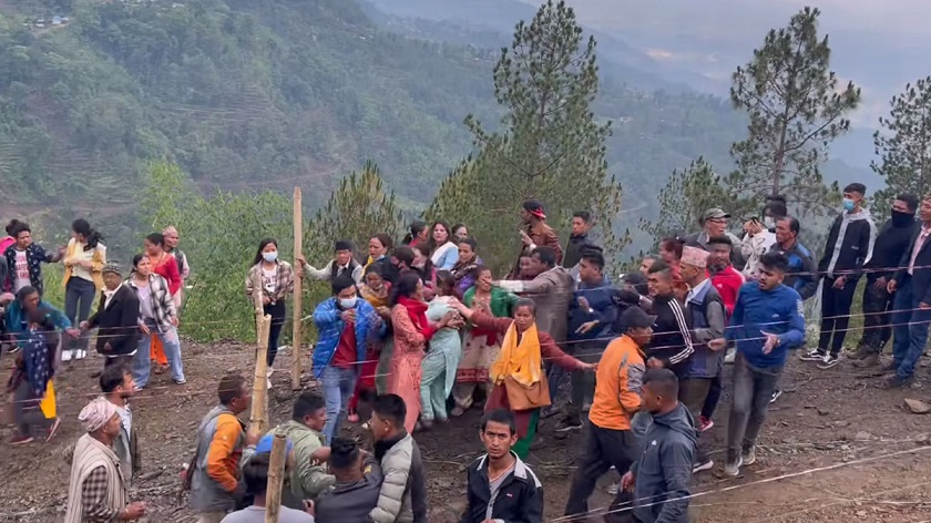 दोलखाको बैतेश्वर र मेलुङमा झडपः १३ राउण्ड हवाई फायर, एक जनाको टाउको फुट्यो