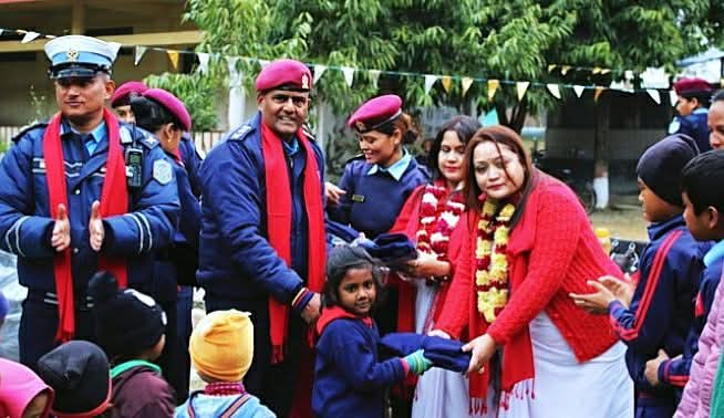 चितवनमा नेपाल प्रहरी श्रीमती संघद्वारा विद्यार्थीलाई न्यानो कपडा वितरण