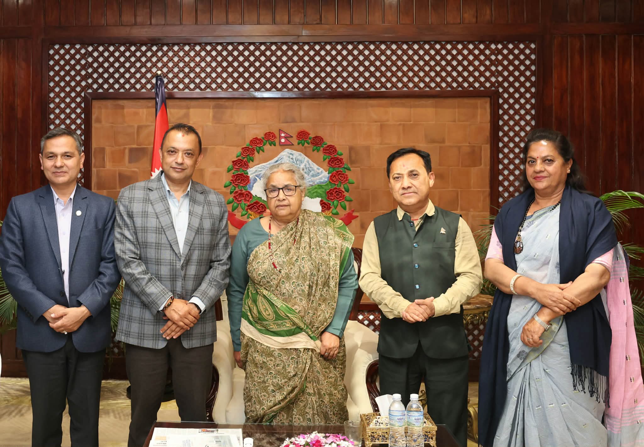 प्रधानमन्त्रीसँग काँग्रेस सभापति थापासहित पदाधिकारीको भेट