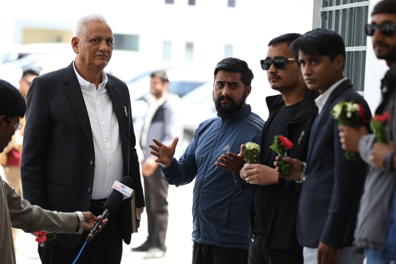 एमाले नेतृत्वलाई पुष्पगुच्छा उपहार