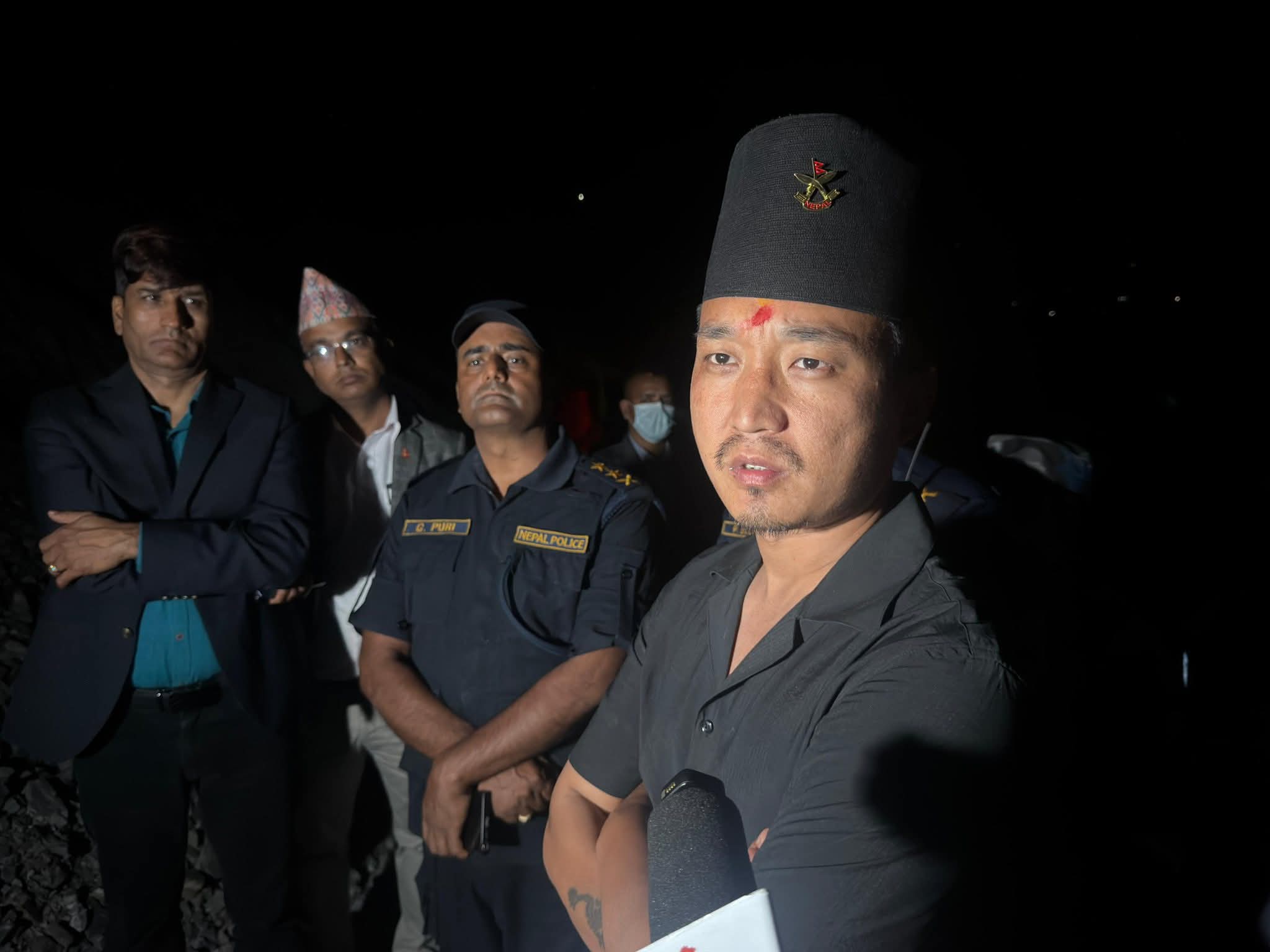 गृहमन्त्री सुधन गुरुङद्वारा चितवनको पहिरोबाट प्रभावित सडक क्षेत्रको अवलोकन