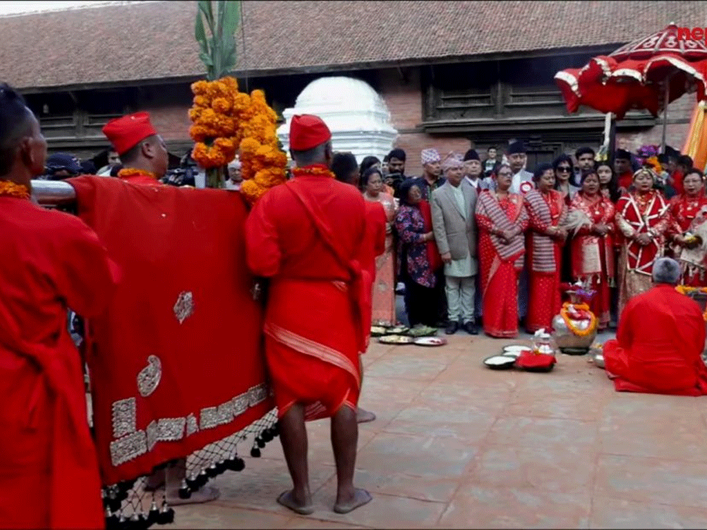 हनुमानढोकाको दसैँ घरमा भित्र्याइयो गोरखाबाट ल्याइएको फूलपाती