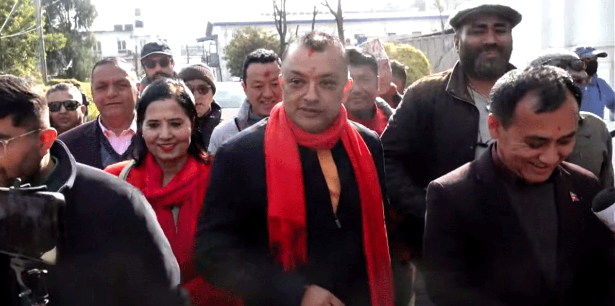 निर्वाचन आयोग पुगे गगन थापासहितका पदाधिकारी