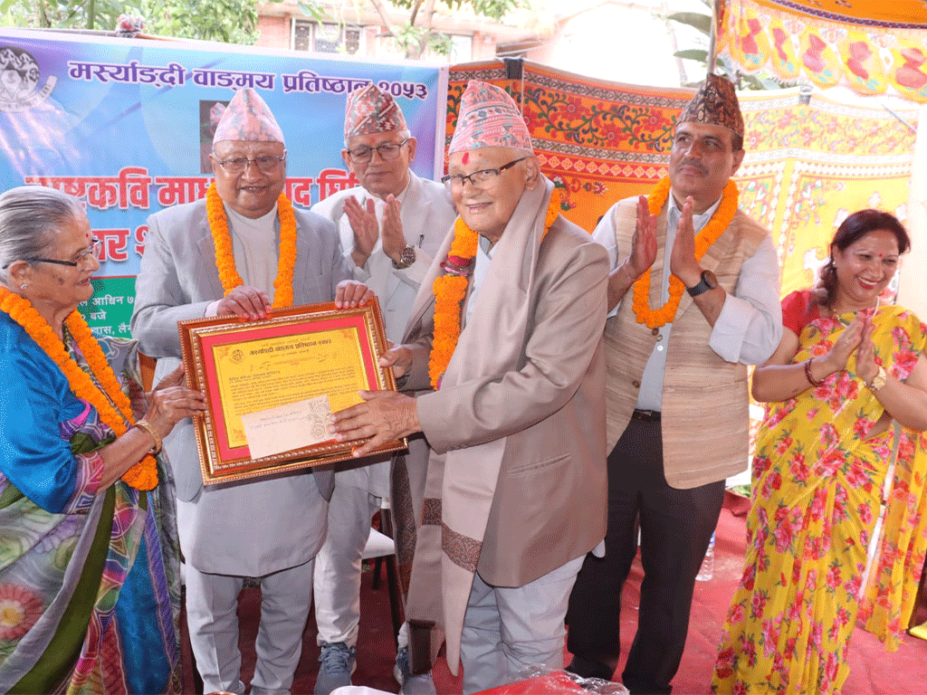 प्राध्यापक कँडेललाई राष्ट्रकवि माधवप्रसाद घिमिरे पुरस्कार प्रदान