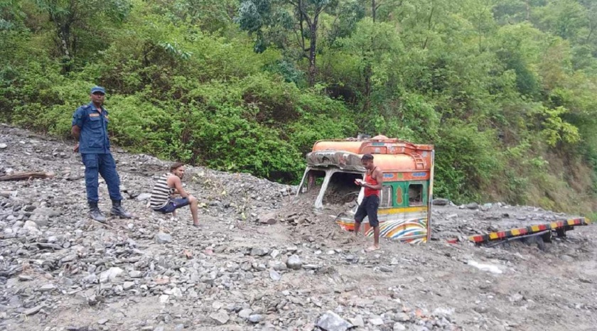 सिन्धुलीमा पहिरोले गाडी पुर्‍यो