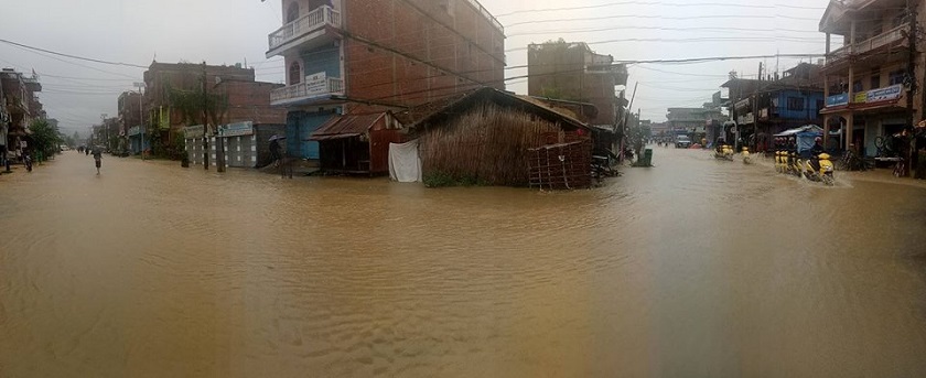 गाईघाट बजारमा कटानको जोखिम बढेपछि बरुवा नदीमा अस्थायी बाँध निर्माण