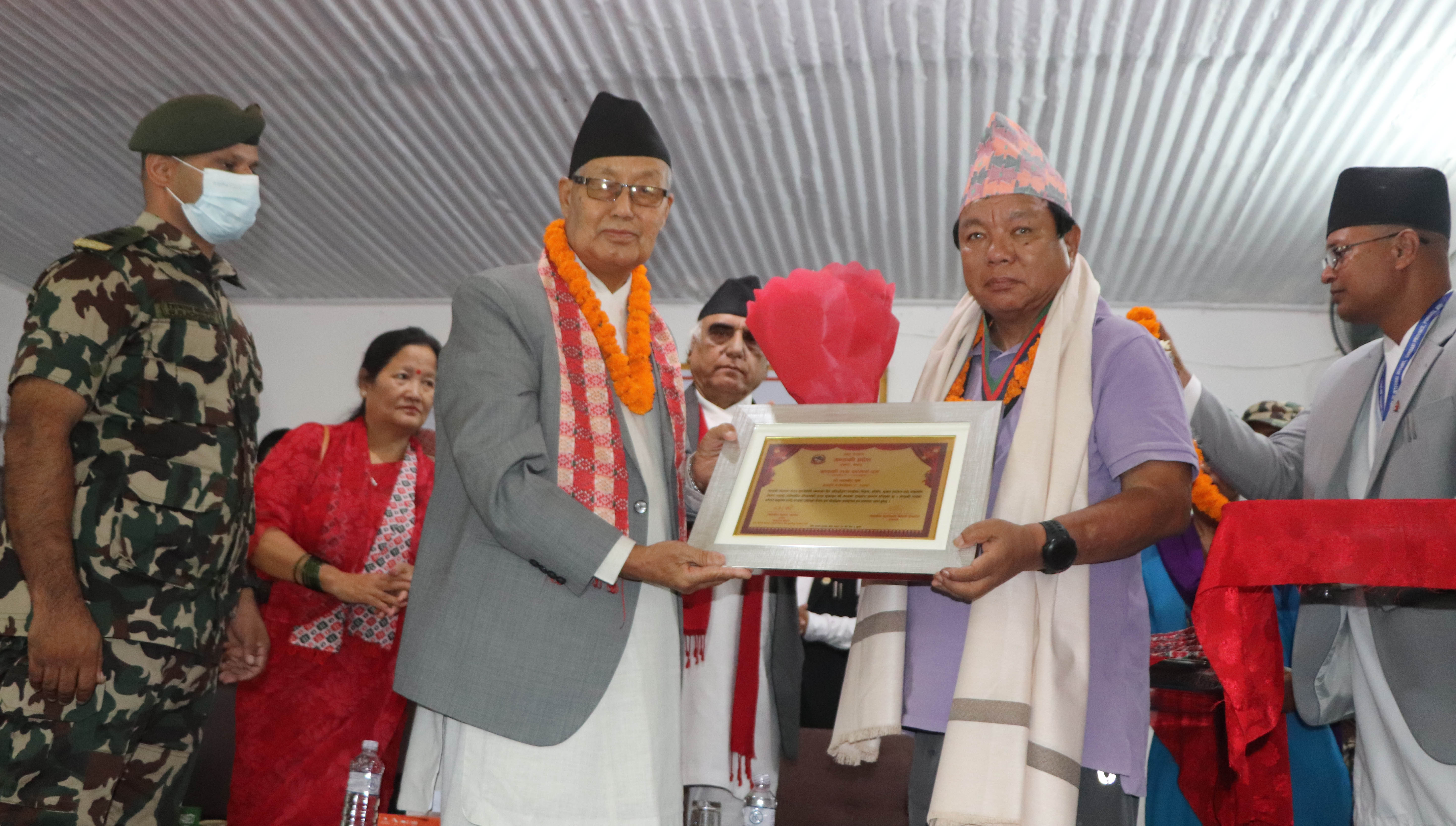सरकारले गण्डकी रत्नबाट महावीर पुनलाई विभूषित