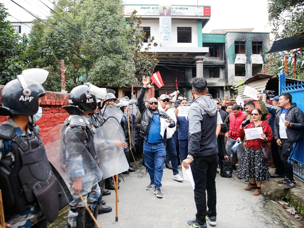 ‘काँग्रेस सुधार अभियान’ मा लागेका युवाहरूद्वारा पार्टी कार्यालयको गेटमा तालाबन्दी