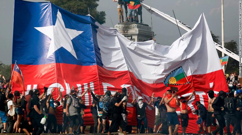 चिलीमा सरकार विरोधी प्रदर्शन जारी, कम्तीमा २० जनाको मृत्यु