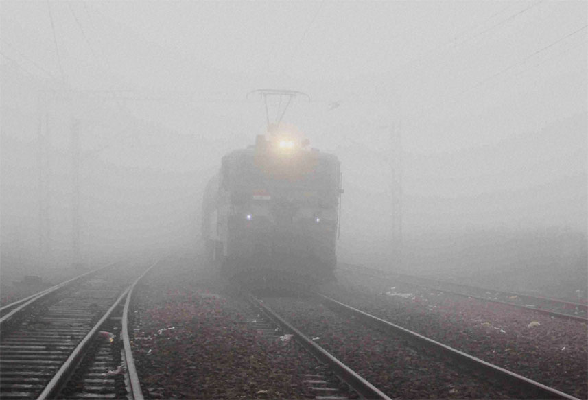 नयाँ दिल्लीमा बाक्लो हुस्सुका कारण रेलसेवा अवरुद्ध