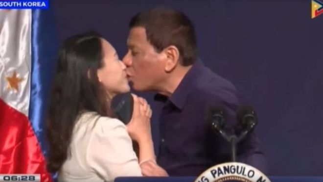 एक चुम्बनका कारण विवादमा फिलिपिन्सका राष्ट्रपति (भिडियोसहित)